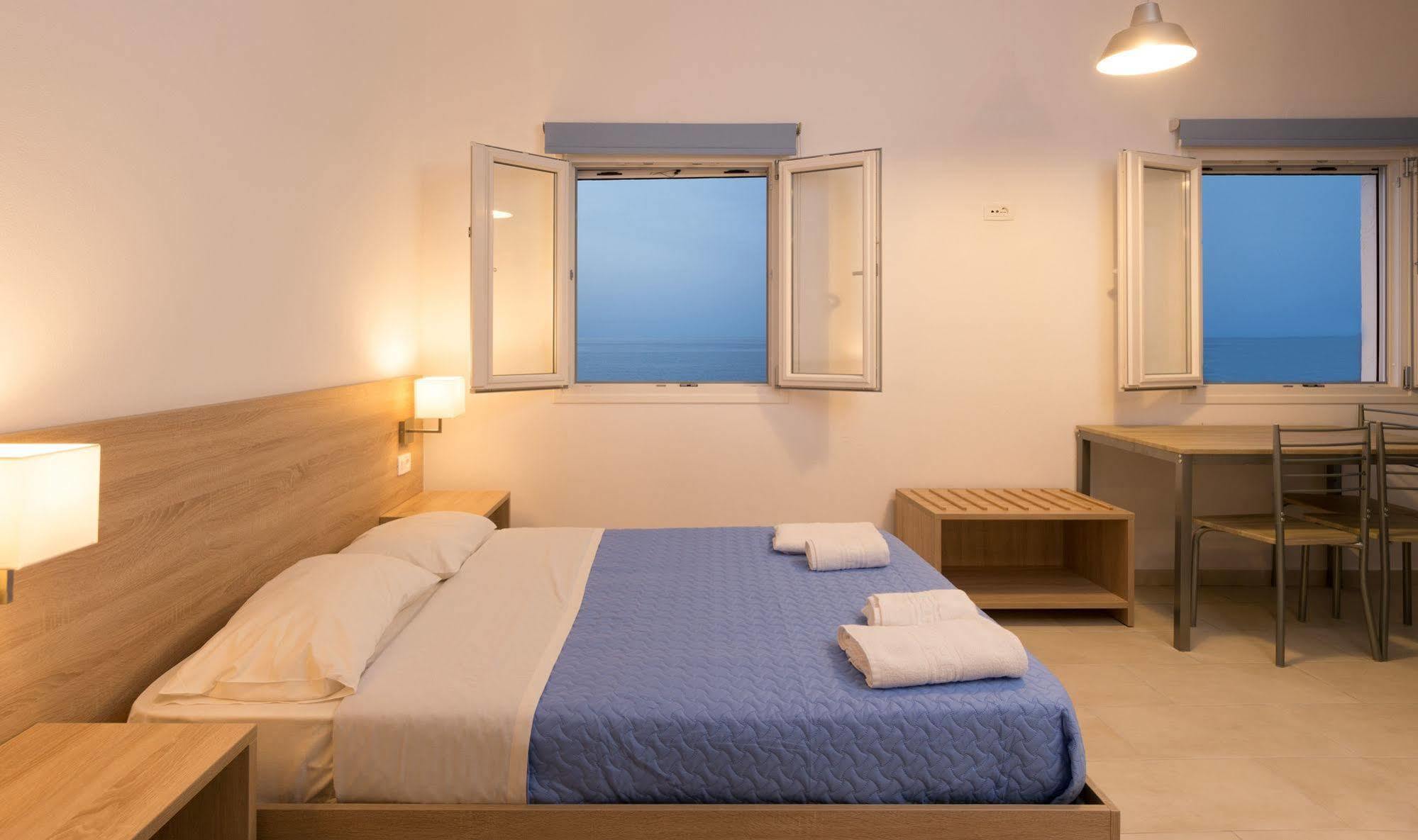 Socrates Apartmens & Restaurant 멜라토스 외부 사진
